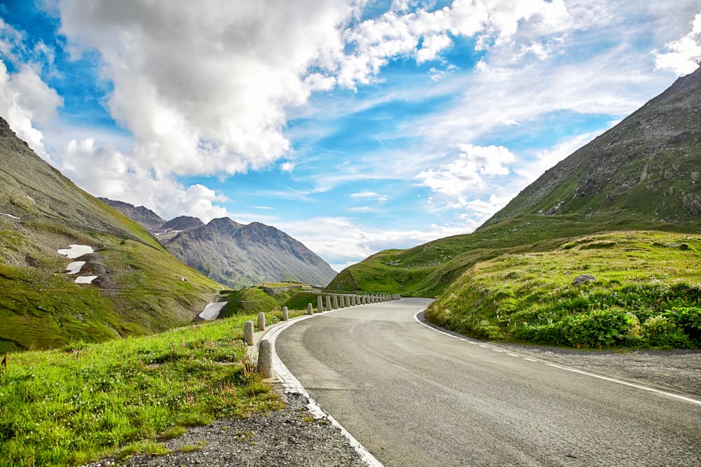 Bergstrasse in den Schweizer Alpen